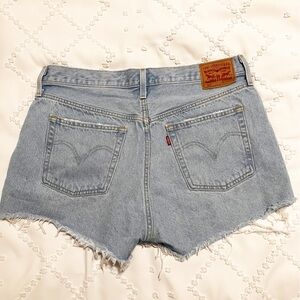 Levi’s 501 button fly light wash cut off jean shorts size 32